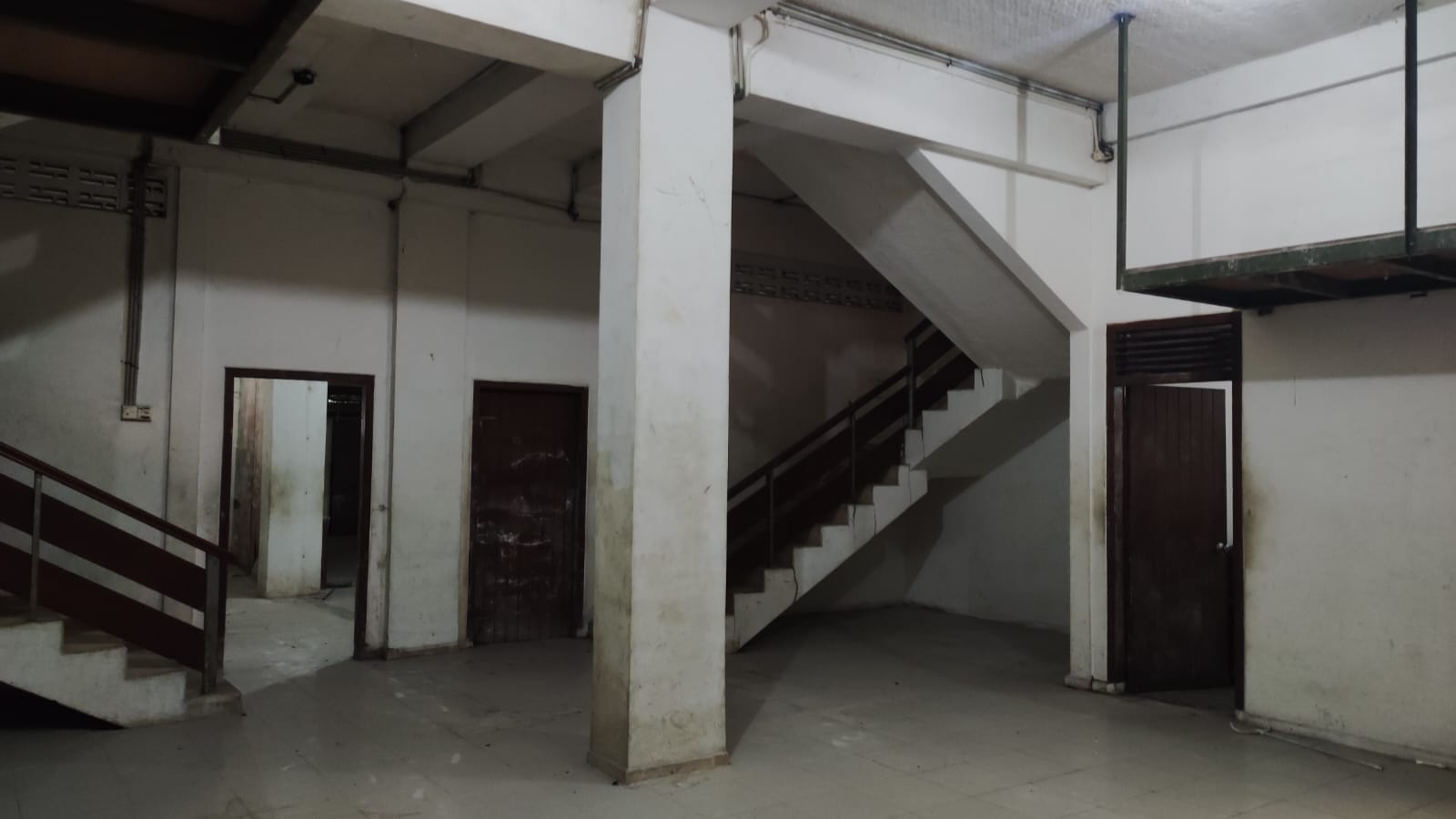 DISEWAKAN RUKO 2 LANTAI DI JL. MA SALMUN LOKASI STRATEGIS BERADA DI PUSAT KOTA BOGOR PADAT PENDUDUK COCOK DIJADIKAN TEMPAT USAHA - Foto 4