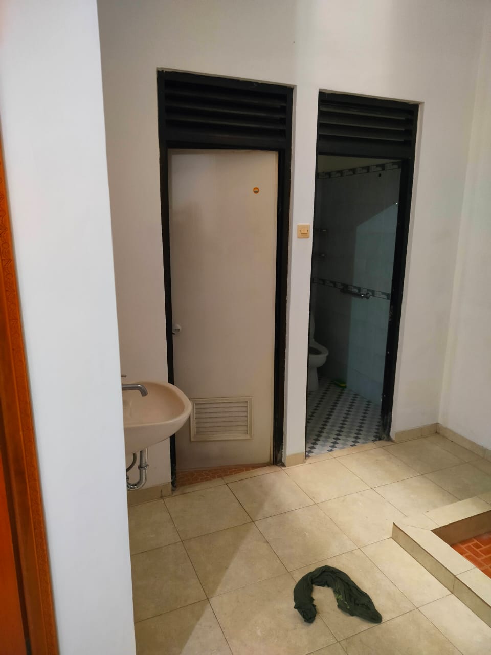 Sewa Rumah Rapi Siap Huni di lokasi strategis di tengah kota Jakarta Barat (GN) - Foto 2