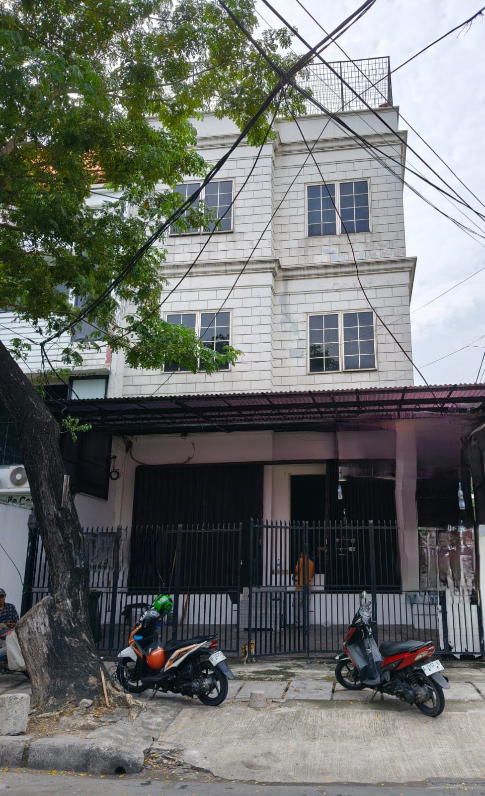 Jual Ruko 3 lantai + Rooftop di Grogol Petamburan Jakarta Barat (AL)