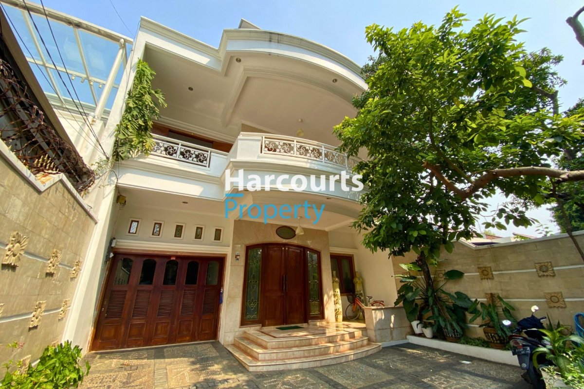 Dijual Rumah Mediterania Klasik Sangat Terawat Area Jl. Wijaya Kebayoran Baru