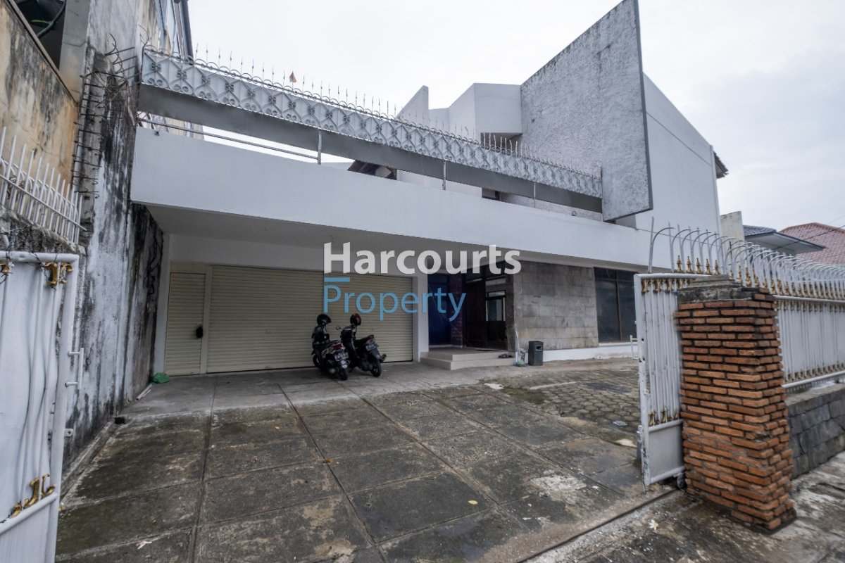 Dijual Rumah Lama Strategis Pinggir Jalan Area Jl. Darmawangsa Kebayoran Baru