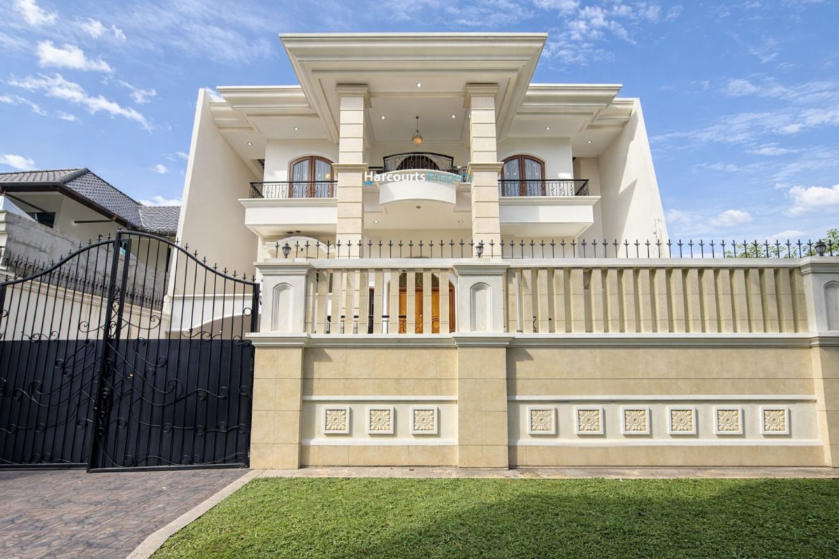 Dijual Rumah Mediterania Klasik Sangat Bagus dan Terawat di Pondok Indah