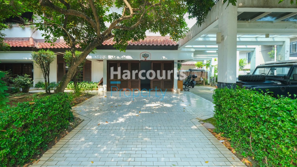 Dijual Rumah Lama Strategis di Area Elit Jl. Tulodong Bawah Lama Kebayoran Baru