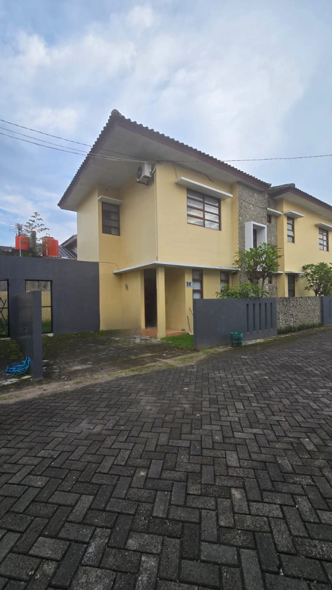 Disewakan Rumah Bagus Bersih Nyaman Siap Pakai, di Perumahan Colomadu Solo