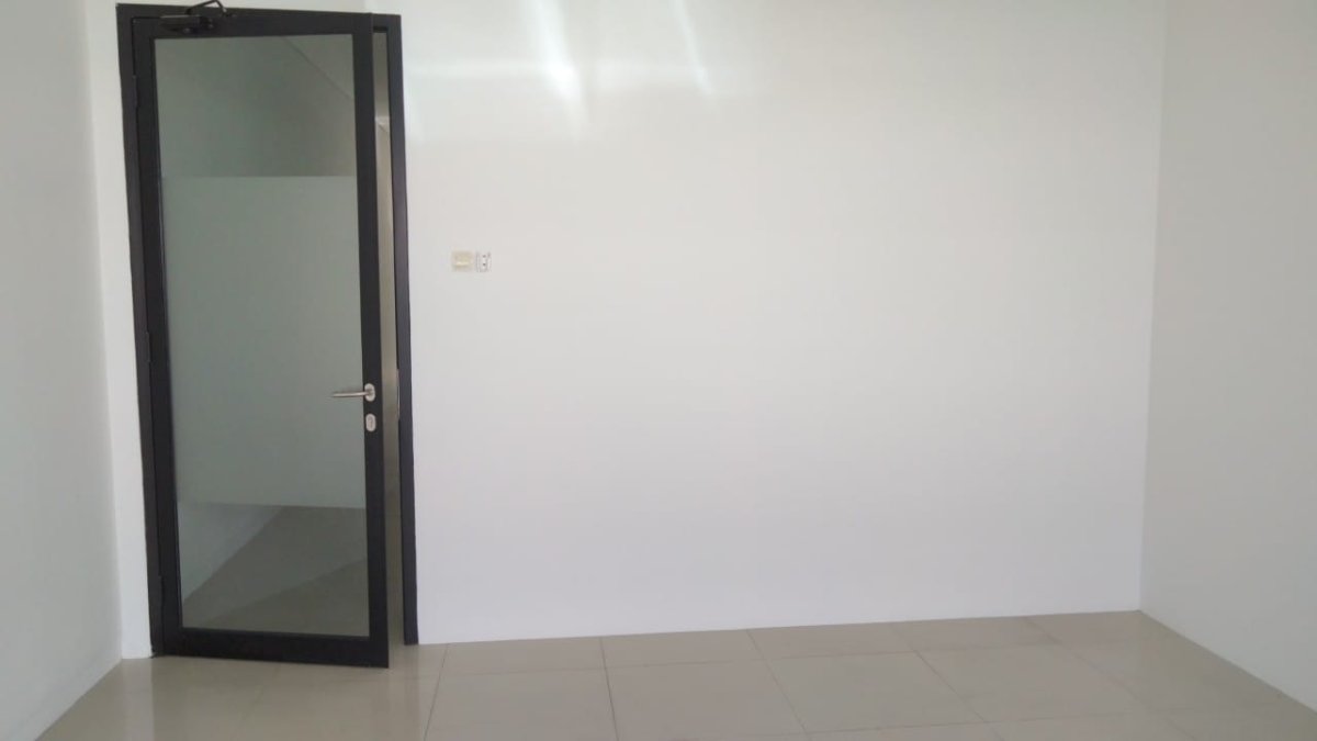 Disewakan Ruko 3 Lantai Siap Pakai, Lokasi Tengah Kota Solo di Area Manahan - Foto 3