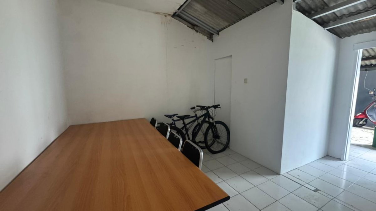 Disewakan rumah cocok untuk kantor di sektor 5 Bintaro Tangerang Selatan - Foto 2