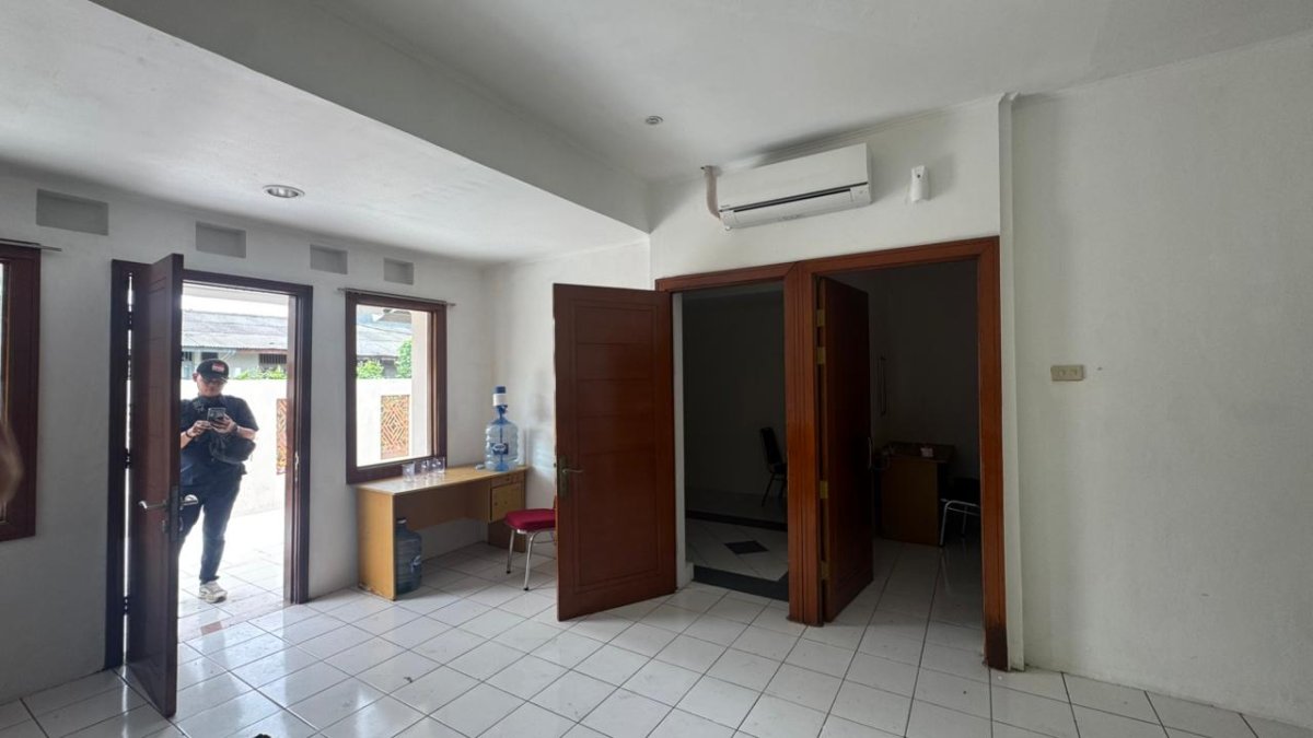 Disewakan rumah cocok untuk kantor di sektor 5 Bintaro Tangerang Selatan - Foto 4