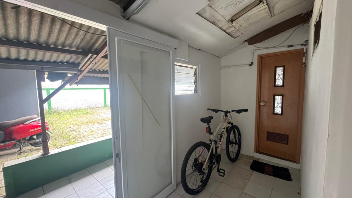 Disewakan rumah cocok untuk kantor di sektor 5 Bintaro Tangerang Selatan