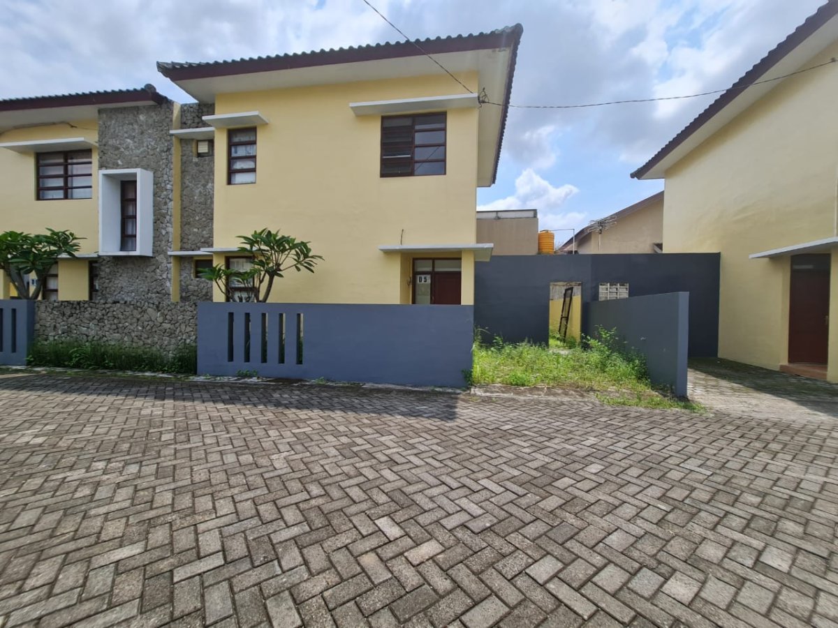 Disewakan Rumah 2 Lantai Bagus Bersih Nyaman Siap Pakai, di Perumahan Colomadu Solo