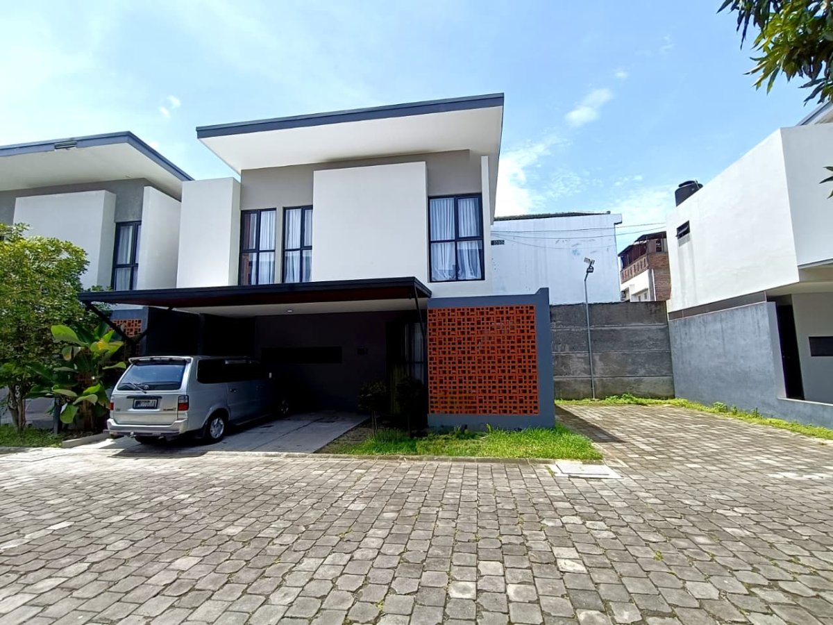 Disewakan Rumah Bagus Minimalis 2 Lantai ( Full Furnished ), Lokasi : Cluster di Colomadu