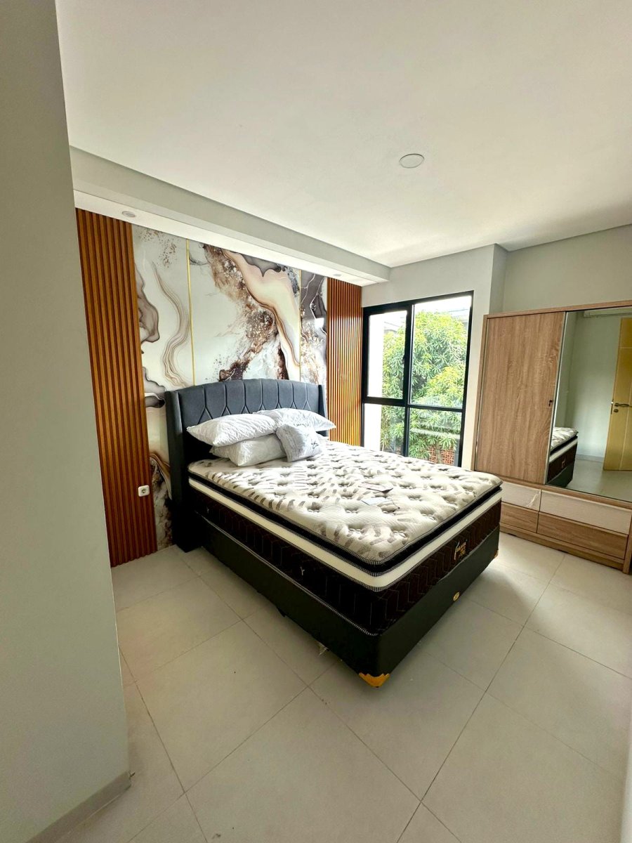 Disewakan Rumah Bagus Minimalis 2 Lantai ( Full Furnished ), Lokasi : Cluster di Colomadu - Foto 2