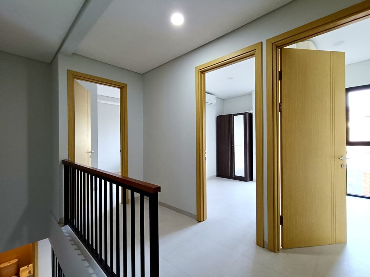 Disewakan Rumah Bagus Minimalis 2 Lantai ( Full Furnished ), Lokasi : Cluster di Colomadu - Foto 3