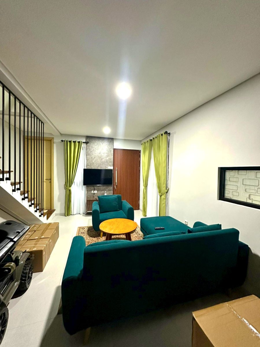 Disewakan Rumah Bagus Minimalis 2 Lantai ( Full Furnished ), Lokasi : Cluster di Colomadu - Foto 4