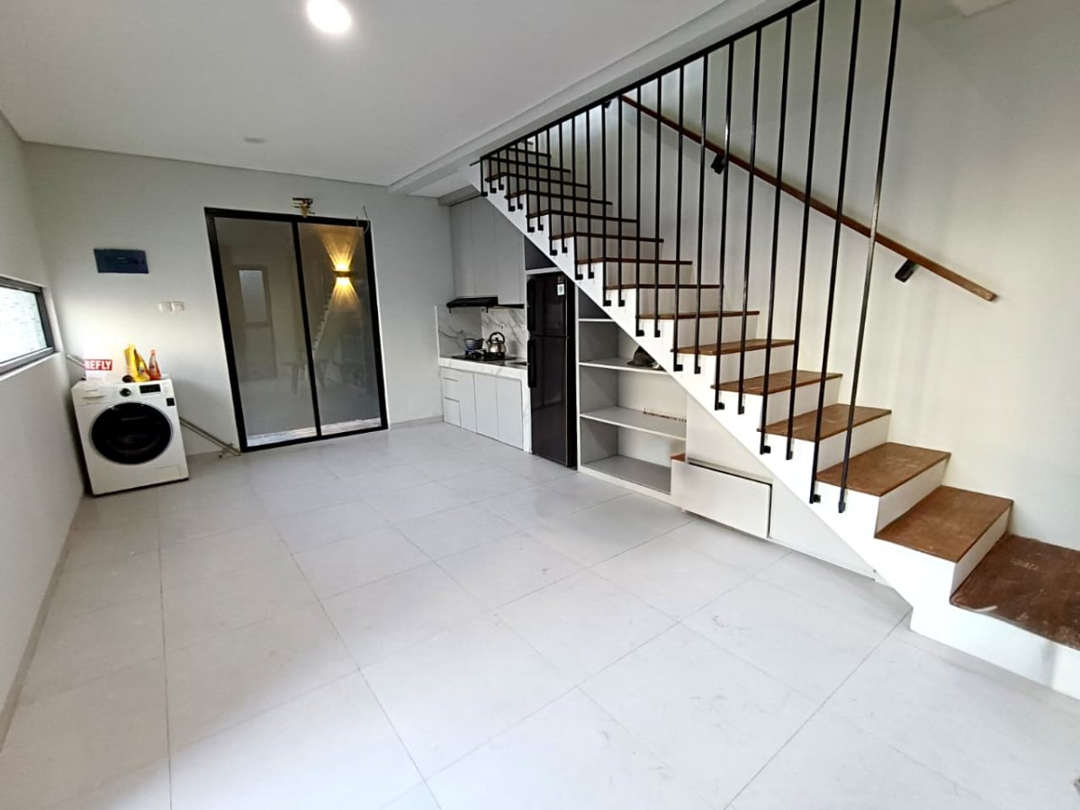 Disewakan Rumah Bagus Minimalis 2 Lantai ( Full Furnished ), Lokasi : Cluster di Colomadu - Foto 7