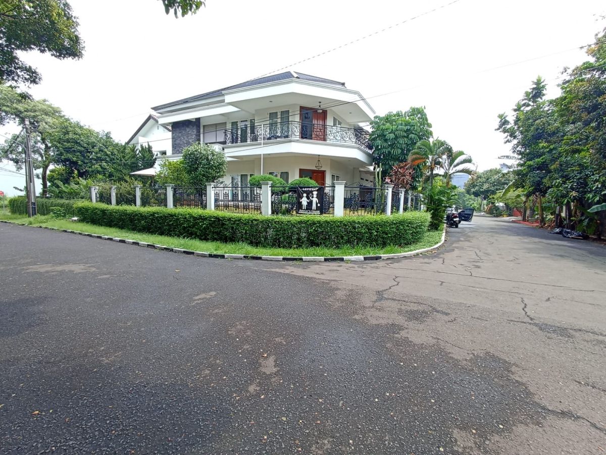 RUMAH HOOK 2 LANTAI ISTIMEWA, LT 360 M2, BUKIT CINERE INDAH, DEPOK - Foto 2
