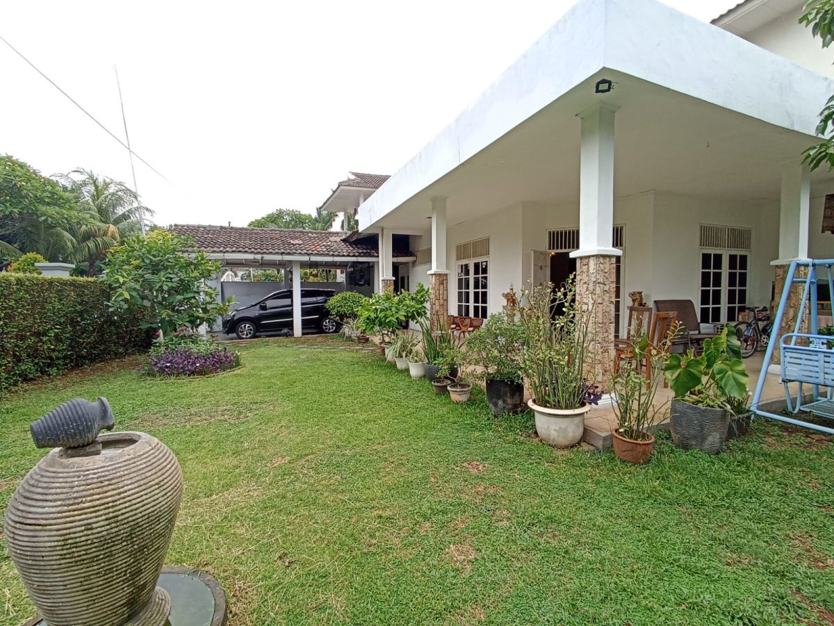 RUMAH HOOK BESAR HALAMAN LUAS, LT 604 M2, BUKIT CINERE INDAH, DEPOK