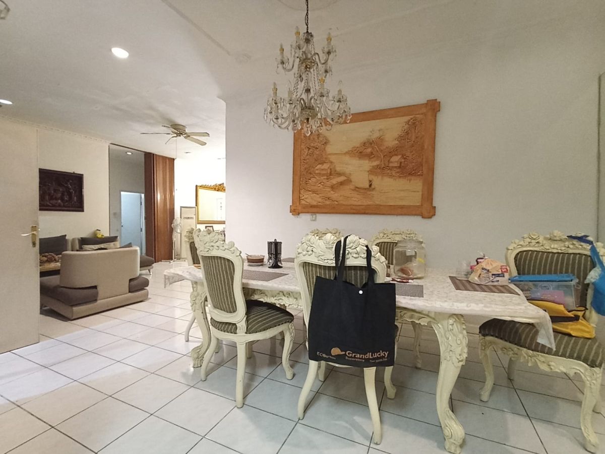 RUMAH HOOK BESAR HALAMAN LUAS, LT 604 M2, BUKIT CINERE INDAH, DEPOK - Foto 4