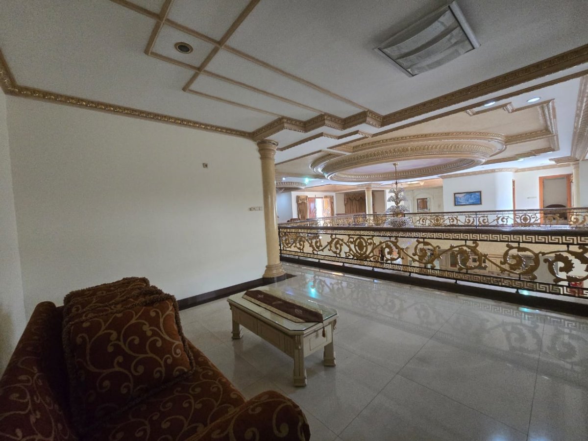 Dijual Rumah Mewah Ala Istana Sultan Crazy Rich Solo Baru, Lokasi di Sektor 1 Solo Baru - Foto 3