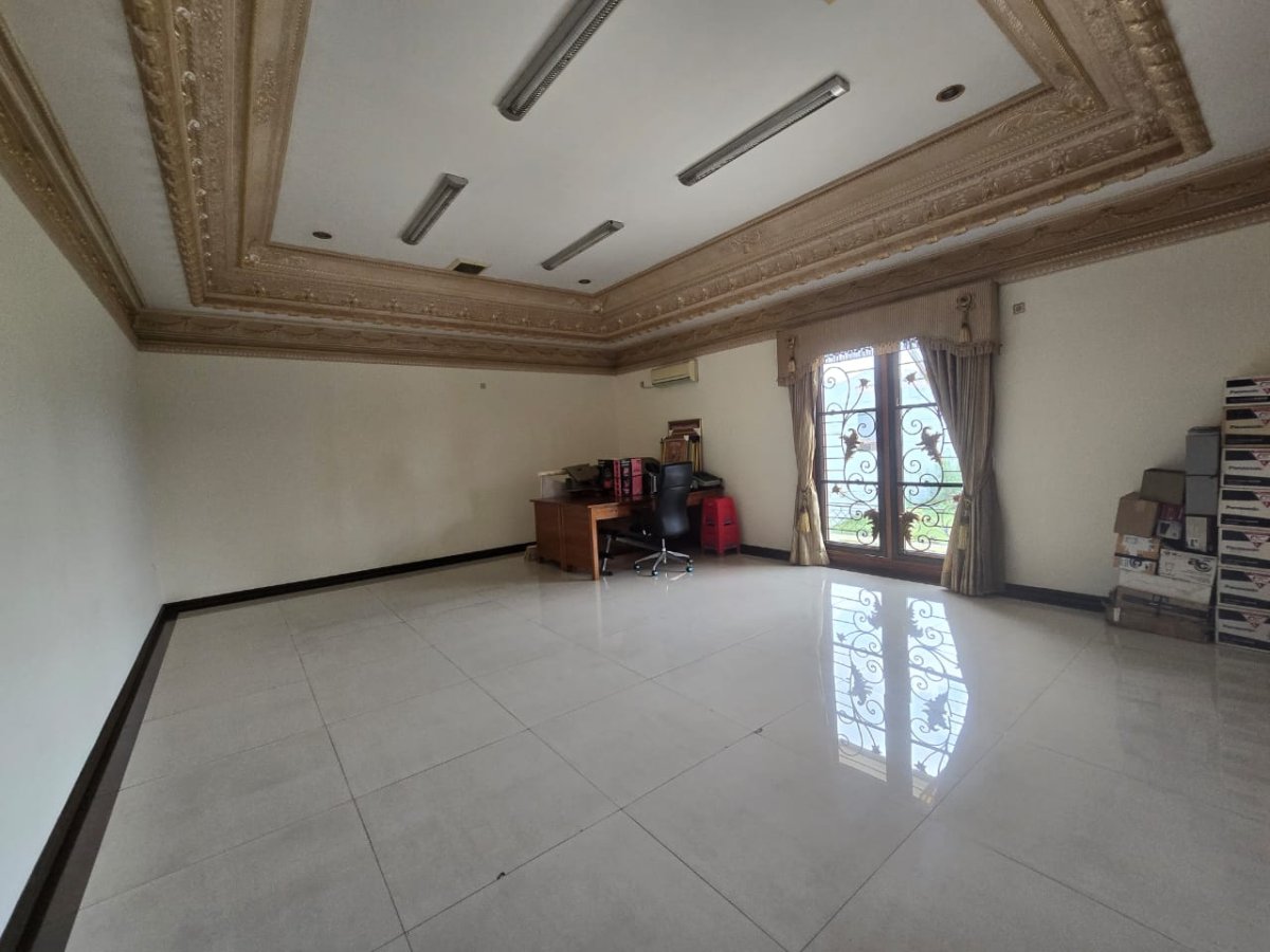 Dijual Rumah Mewah Ala Istana Sultan Crazy Rich Solo Baru, Lokasi di Sektor 1 Solo Baru - Foto 4