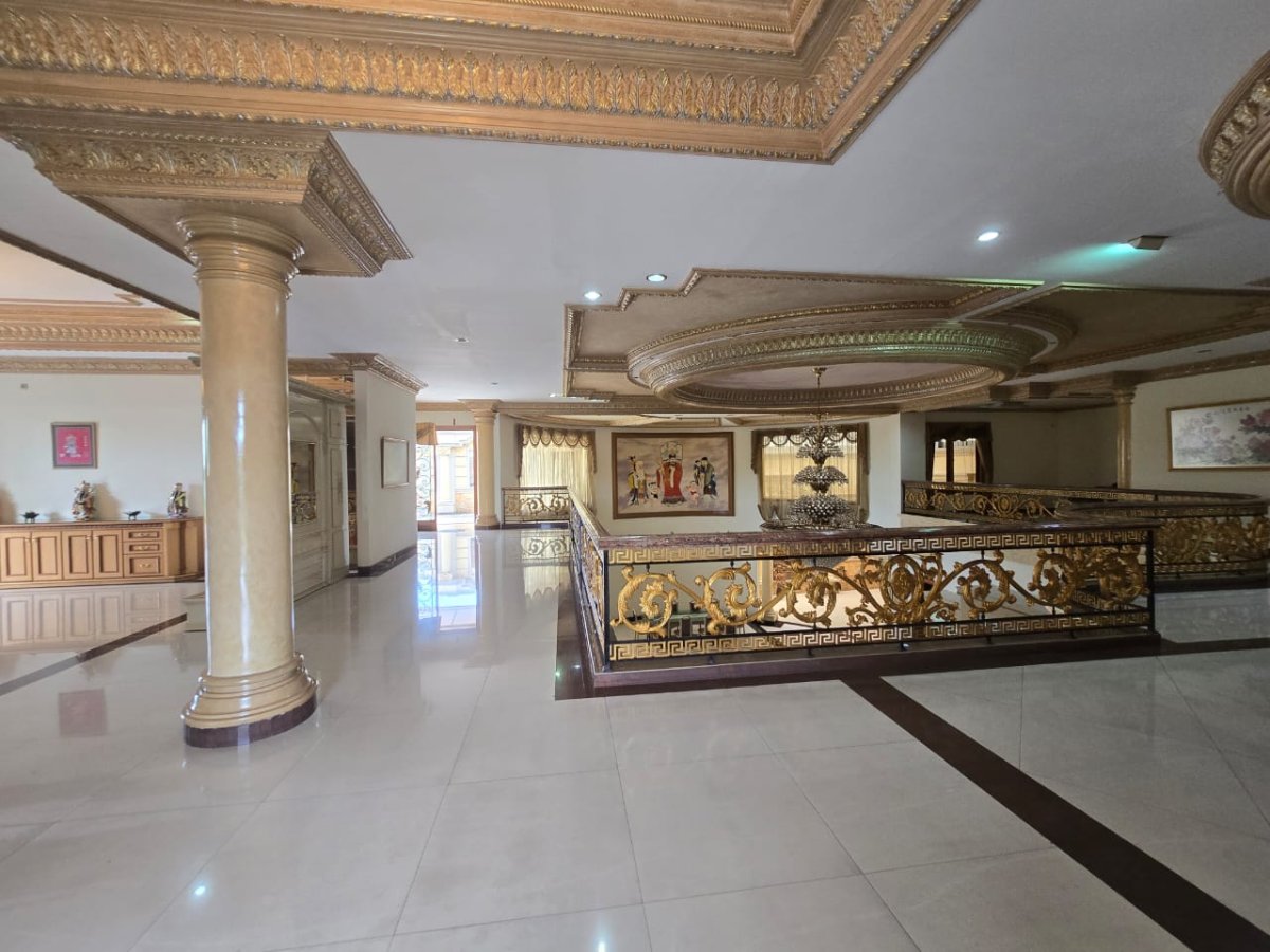 Dijual Rumah Mewah Ala Istana Sultan Crazy Rich Solo Baru, Lokasi di Sektor 1 Solo Baru - Foto 6