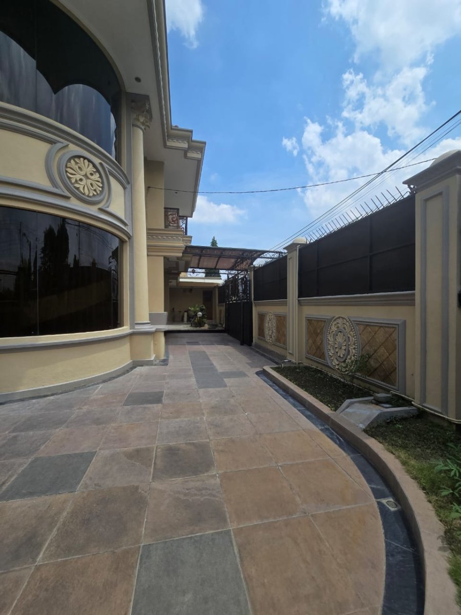 Dijual Rumah Mewah Ala Istana Sultan Crazy Rich Solo Baru, Lokasi di Sektor 1 Solo Baru - Foto 9