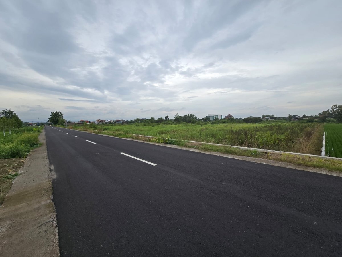 Tanah Strategis Dekat Jalan Raya Solo-Jogja. Cocok untuk Gudang atau Industri Ringan.