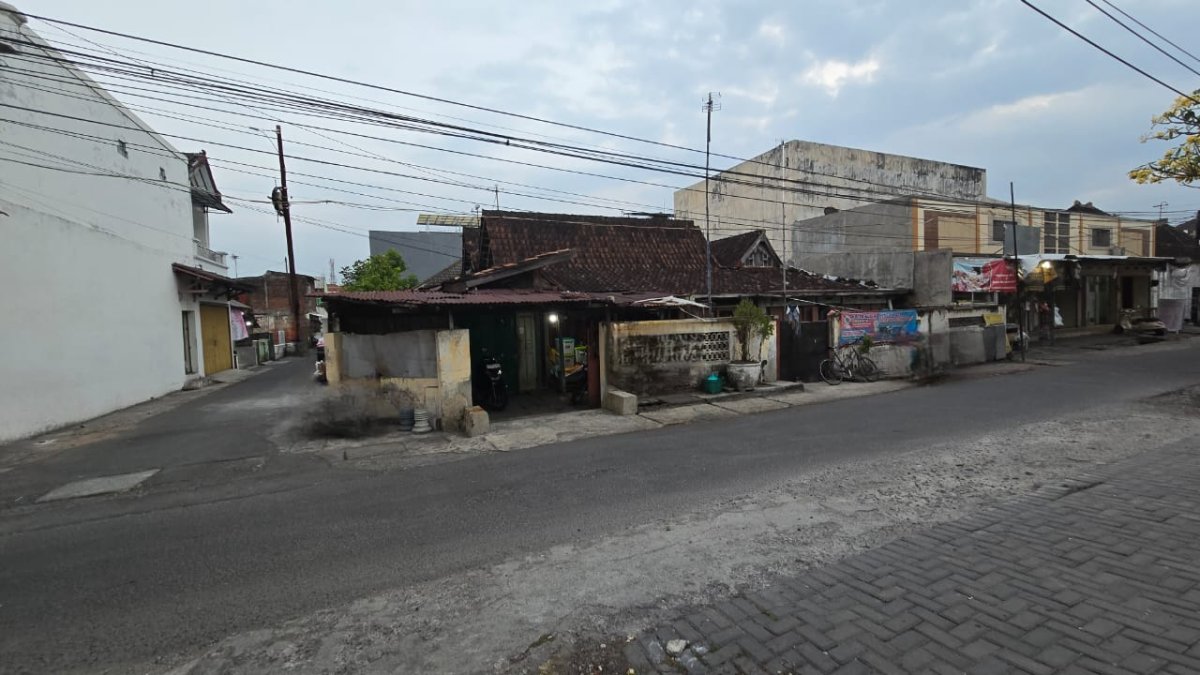 Rumah Hitung Tanah Strategis Dekat Jalan Slamet Riyadi di Sondakan, Laweyan, Solo