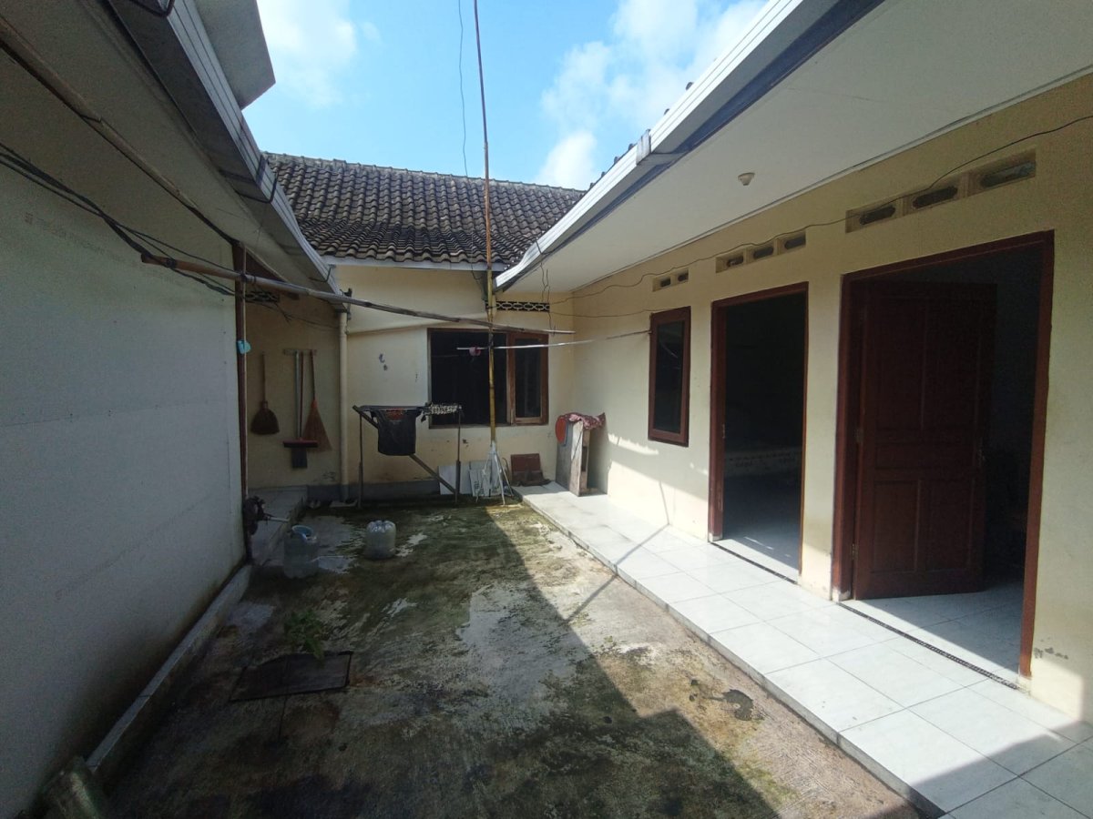 Disewakan Rumah Lama Strategis Siap Pakai di Joglo Banjarsari Solo - Foto 8