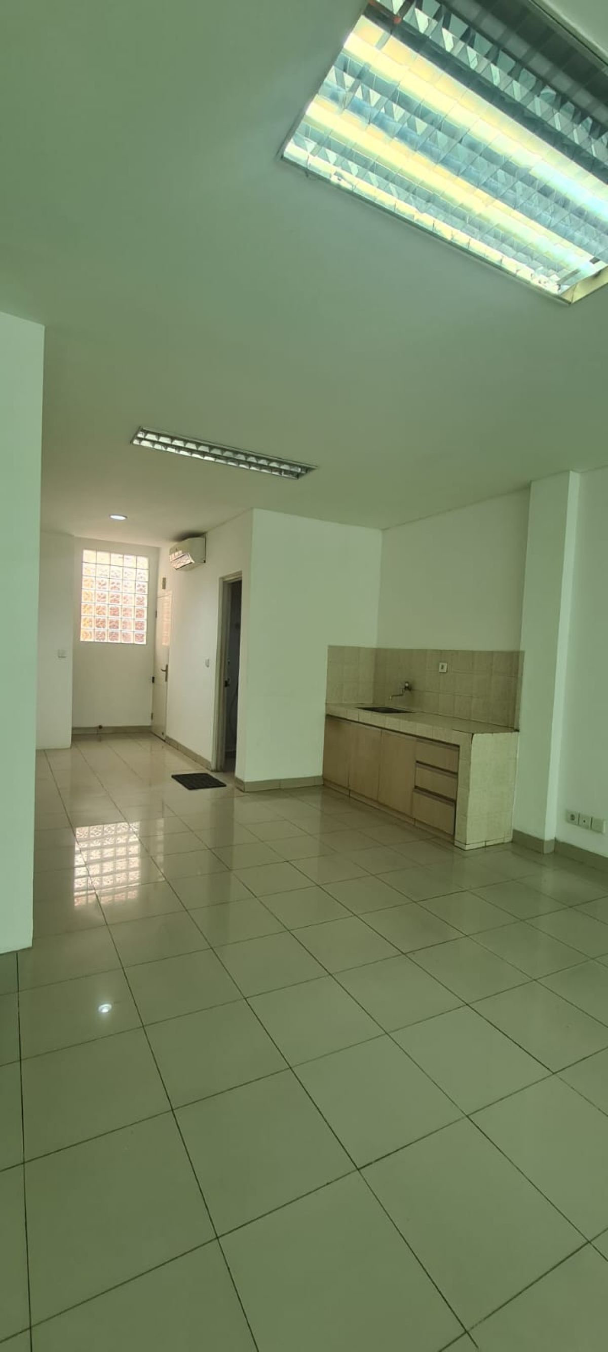 DISEWAKAN, RUKO HOEK STRATEGIS 4,5 LANTAI, INCLUDE LIFT BARANG, THAMRIN CITY OFFICE PARK, JAKARTA PUSAT - Foto 6