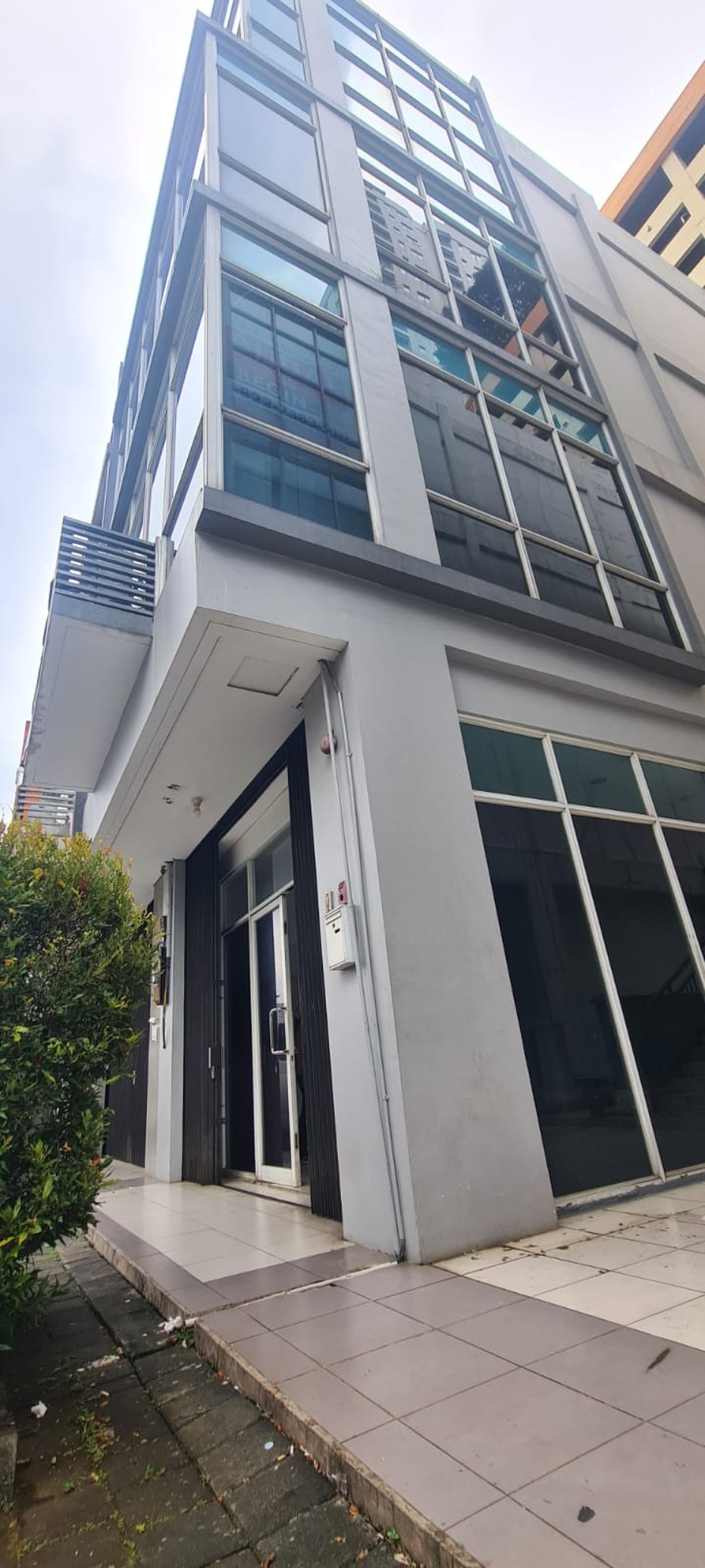 DISEWAKAN, RUKO HOEK STRATEGIS 4,5 LANTAI, INCLUDE LIFT BARANG, THAMRIN CITY OFFICE PARK, JAKARTA PUSAT - Foto 12