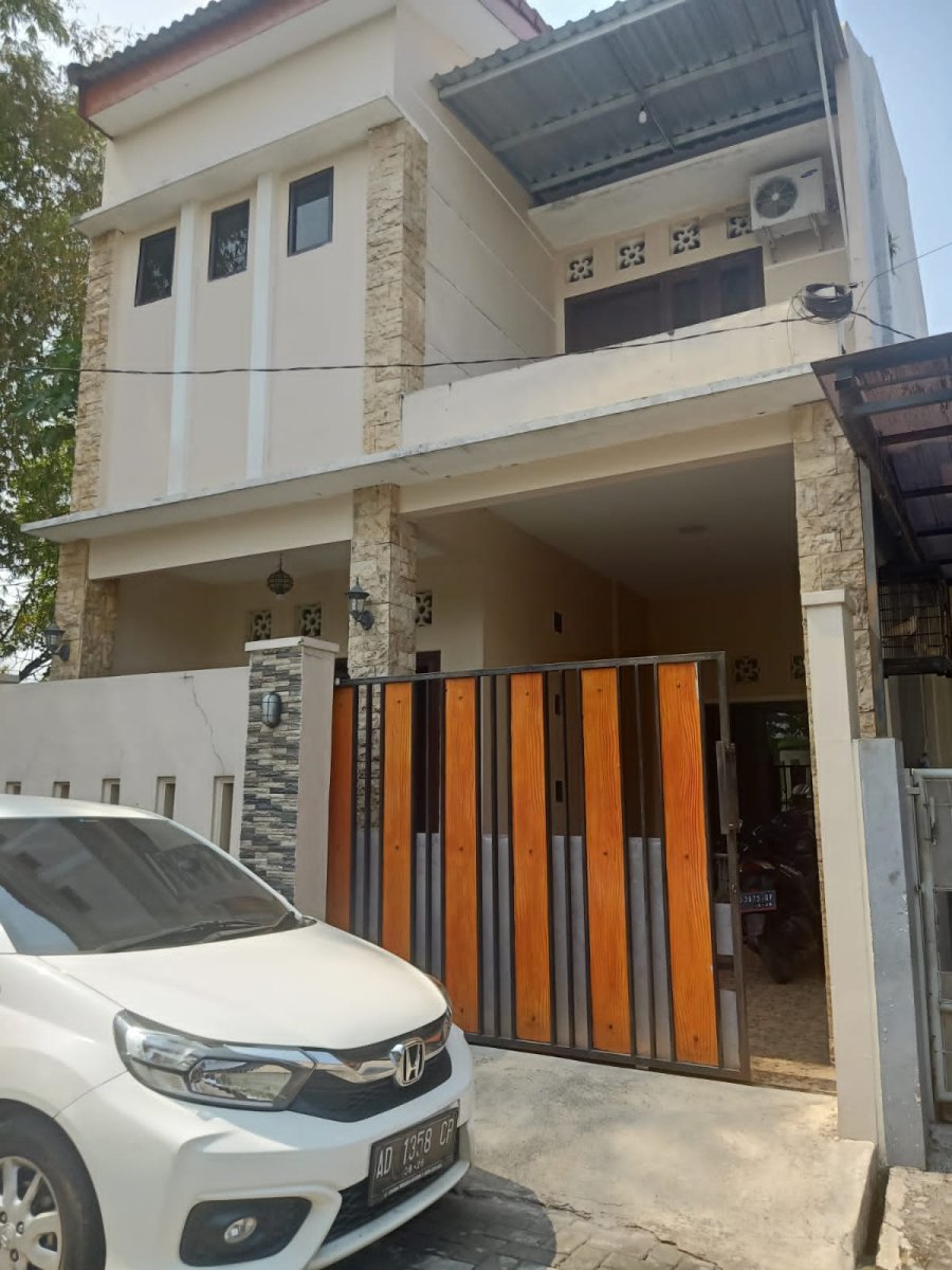 Rumah Bagus 2 Lantai Dengan Perabotan,  Lokasi : Perumahan di Sektor 10, Gedangan, Solo Baru