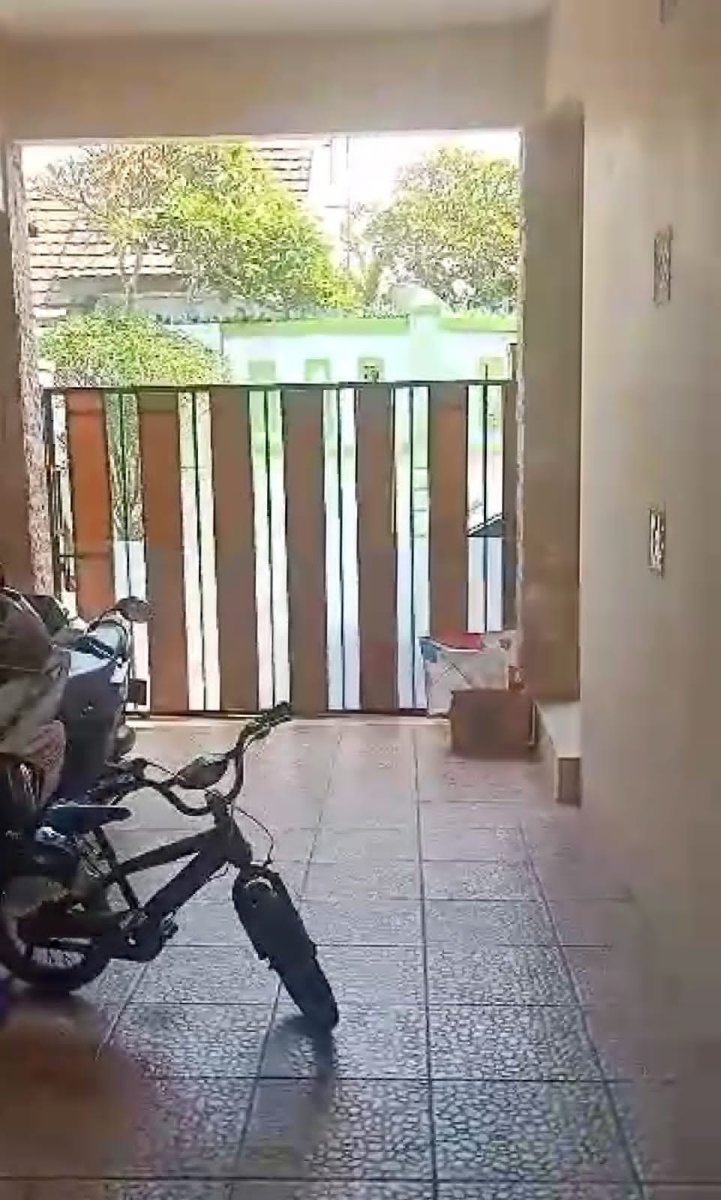 Rumah Bagus 2 Lantai Dengan Perabotan,  Lokasi : Perumahan di Sektor 10, Gedangan, Solo Baru - Foto 2