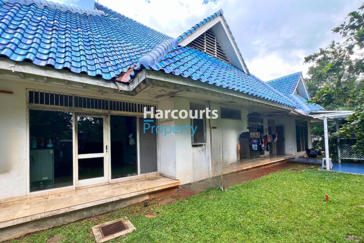 Dijual Rumah Klasik Hitung Tanah Posisi Hook Lokasi Tenang di Dalam Komplek Di Permata Hijau