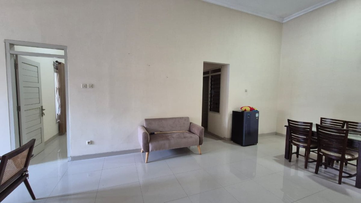 Rumah Bagus Full Furnish, Lokasi : Cluster di Fajar Indah, Solo - Foto 3