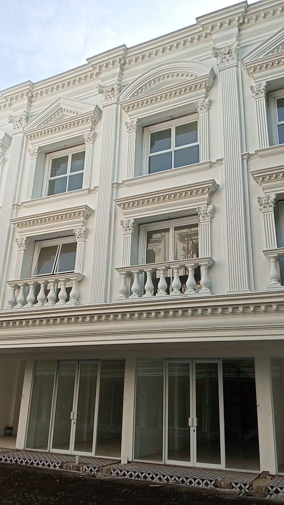 Dijual Cepat BU! 5 Ruko Royal Palace Lokasi Karawaci - Tanggerang - Foto 3