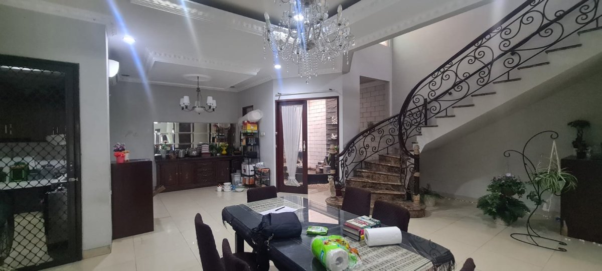 JUAL CEPAT, RUMAH 2 LANTAI NYAMAN STRATEGIS, LT 207 M2, JL LELE RAWAMANGUN, JAKARTA TIMUR