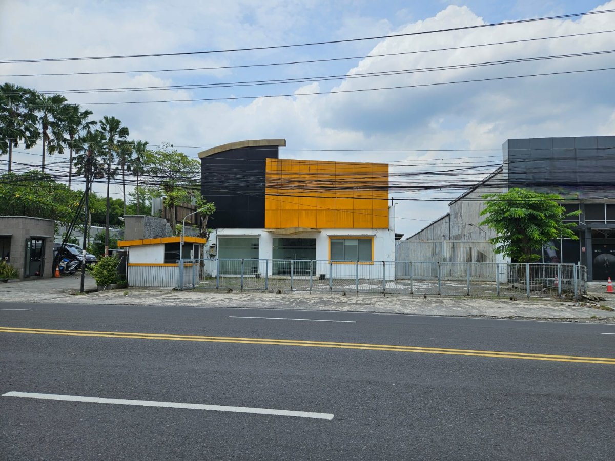 Disewakan Ruang usaha di Jl. Adisucipto Solo.