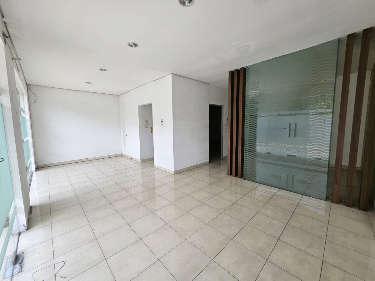 Disewakan Ruang usaha di Jl. Adisucipto Solo. - Foto 2