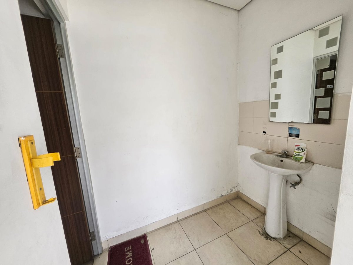 Disewakan Ruang usaha di Jl. Adisucipto Solo. - Foto 7