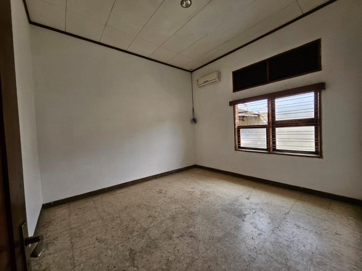 DiSewakan Ruang Usaha Bekas Rumah Makan Lokasi Strategis Di Sriwedari Solo - Foto 9