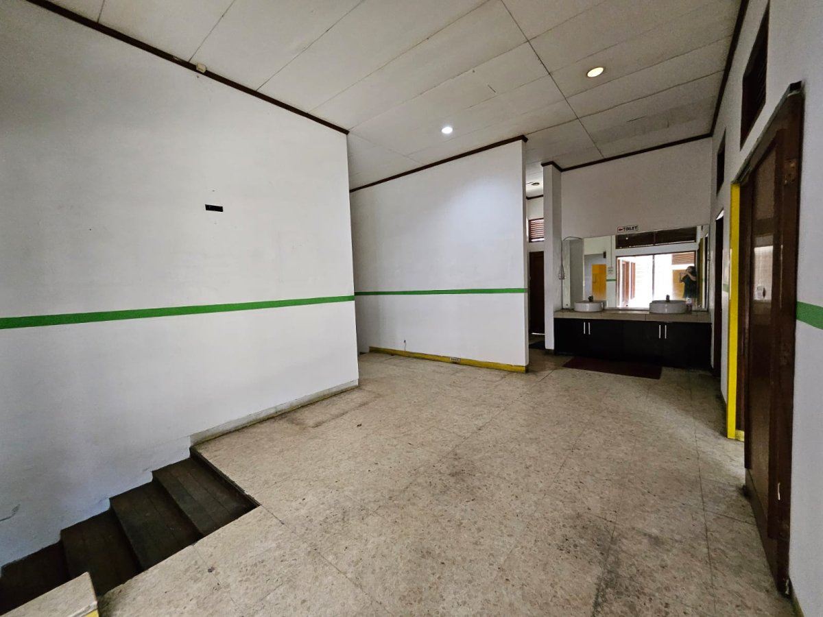 DiSewakan Ruang Usaha Bekas Rumah Makan Lokasi Strategis Di Sriwedari Solo - Foto 11