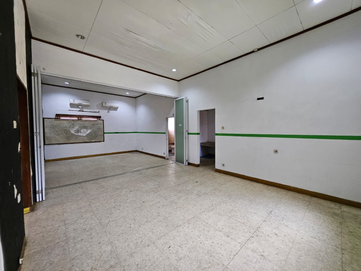 DiSewakan Ruang Usaha Bekas Rumah Makan Lokasi Strategis Di Sriwedari Solo - Foto 12