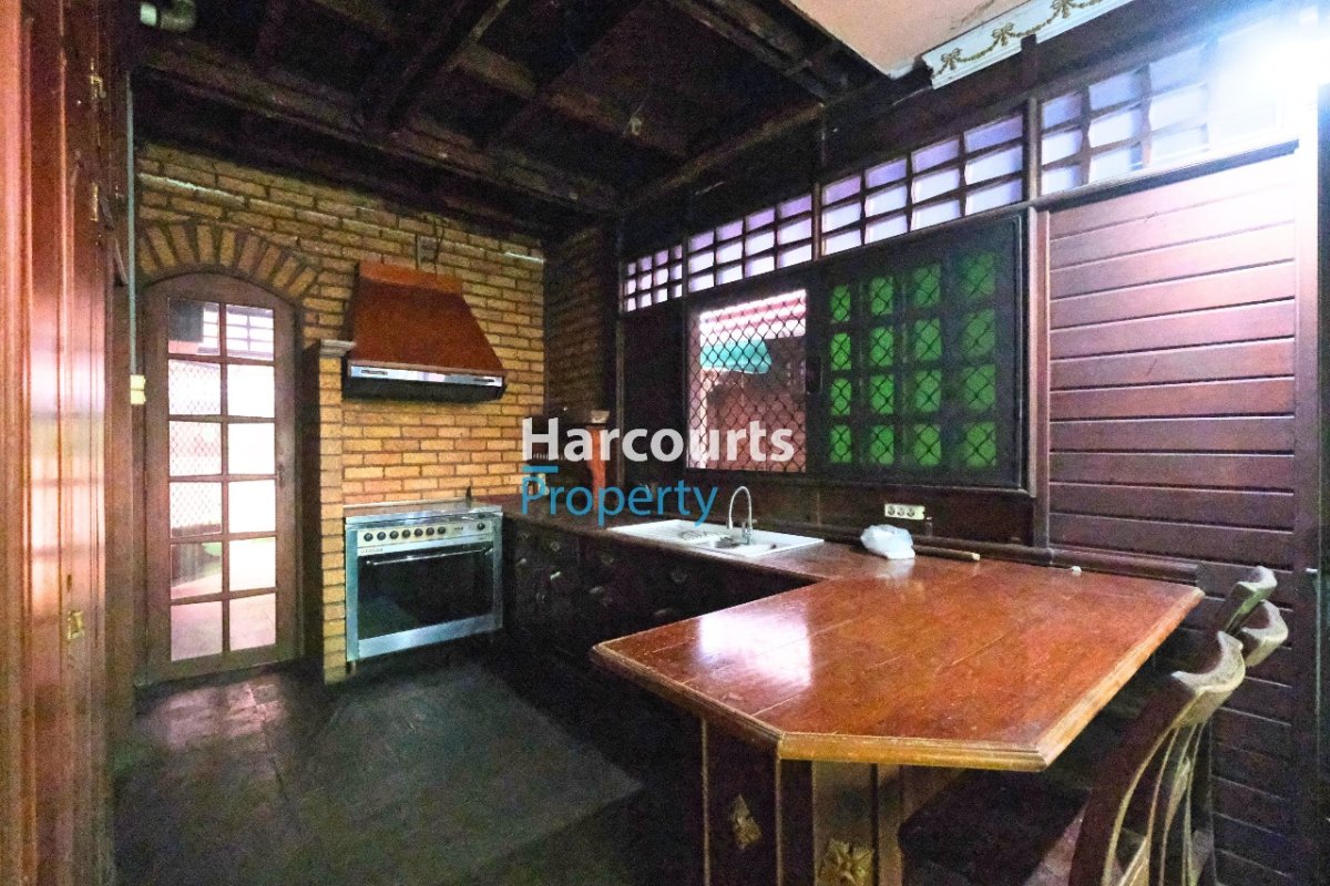 Cibubur Area, Turun Harga, Dijual Rumah Klasik Lokasi Strategis Bekonsep Ukiran Jawa di Cibubur