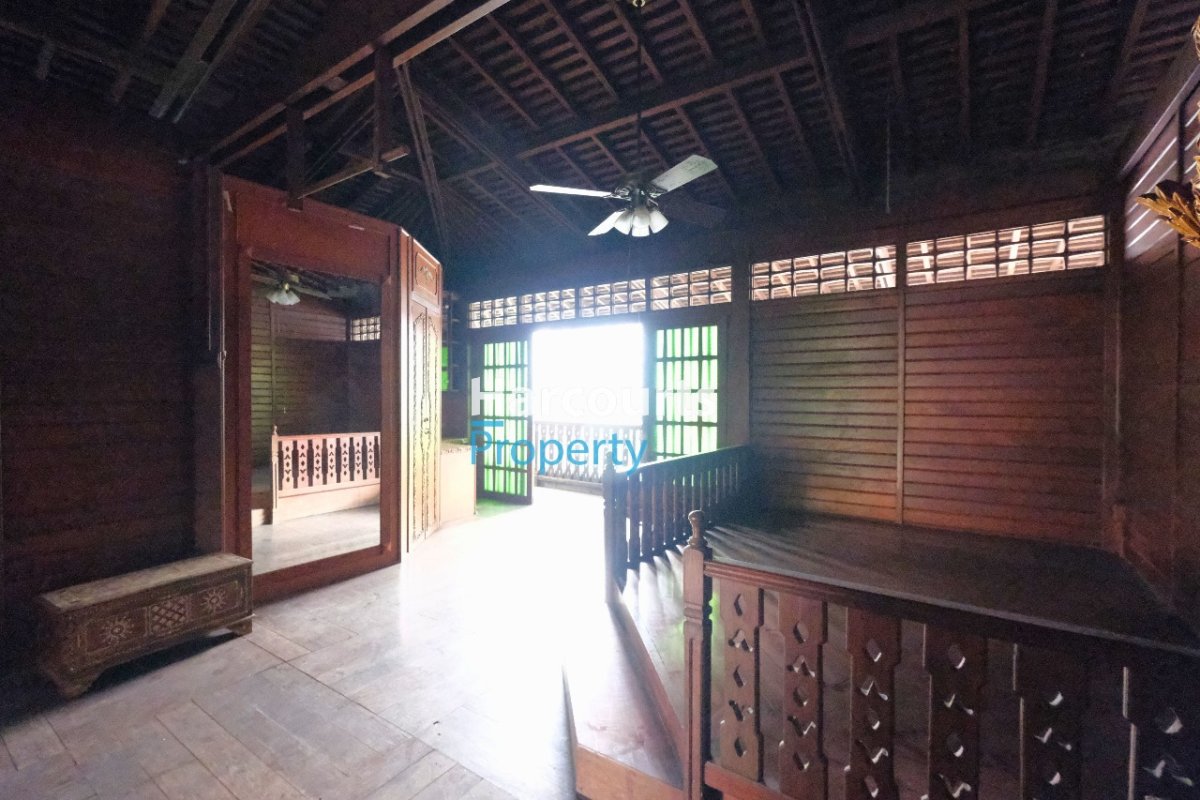 Cibubur Area, Turun Harga, Dijual Rumah Klasik Lokasi Strategis Bekonsep Ukiran Jawa di Cibubur - Foto 9