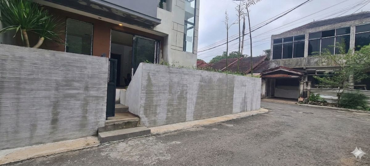 JUAL CEPAT, RUMAH HOEK 3 LANTAI, LT 140 M2, NUANSA BALI, CINERE ESTATE, DEPOK - Foto 3