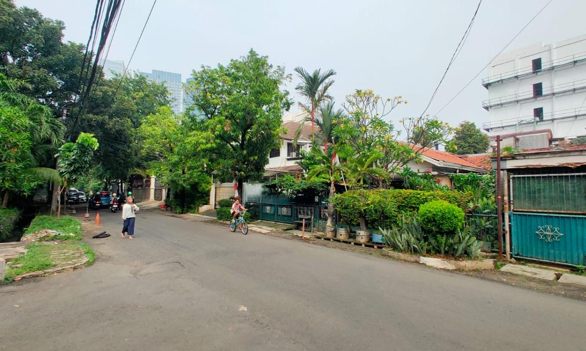 Rumah tua luas besar di pinggir jalan daerah Tomang Jakbar - Foto 2