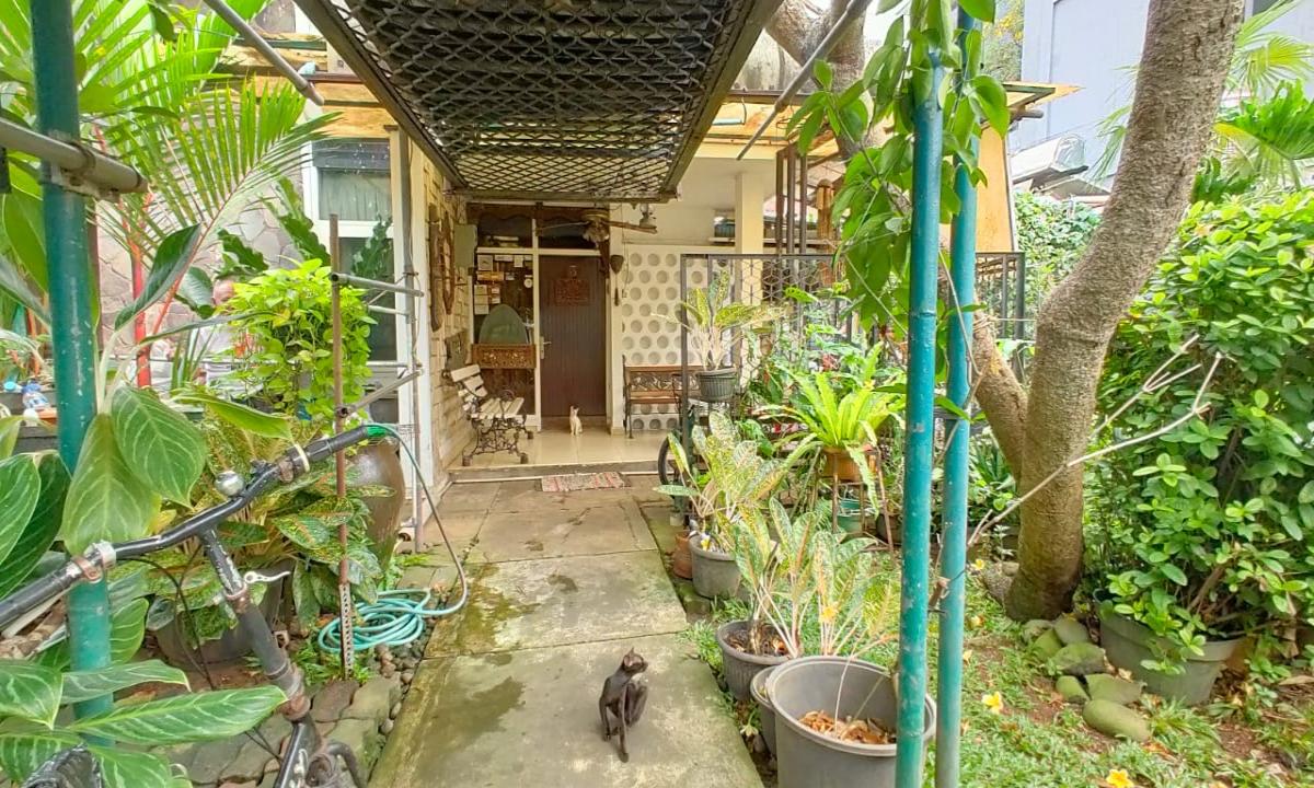 Rumah tua luas besar di pinggir jalan daerah Tomang Jakbar - Foto 4
