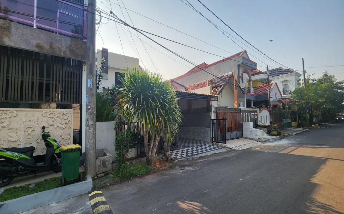 Dijual Cepat Rumah 2 Lantai Semi Furnished di Perumahan Mahkota Simprug, Tangerang - Foto 2