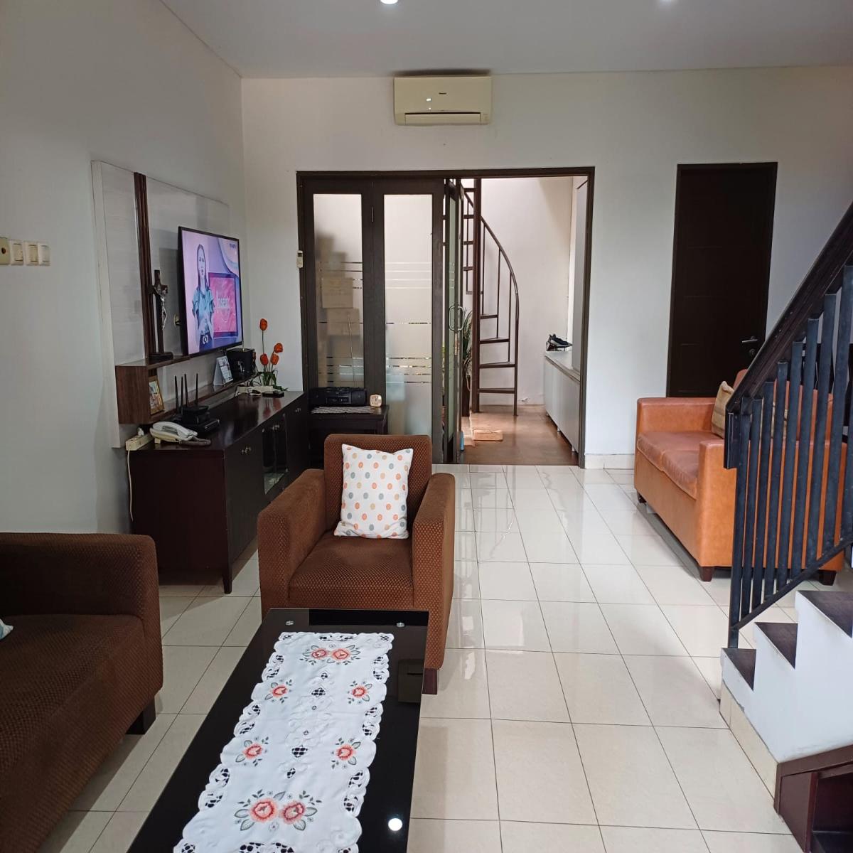 Dijual Cepat Rumah 2 Lantai Luas 105 m² di Raffles Hills Cibubur – Akses Mudah ke LRT & Mall - Foto 3