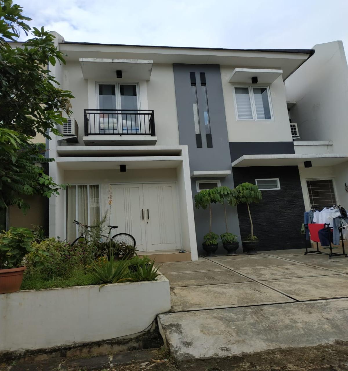 Rumah modern terawat baik di Pd. Cabe